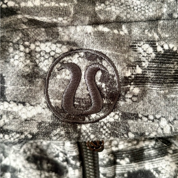 Lululemon Scuba Hoodie Full Zip Size 6 Rare Black White Lace Snake Print - Picture 4 of 5